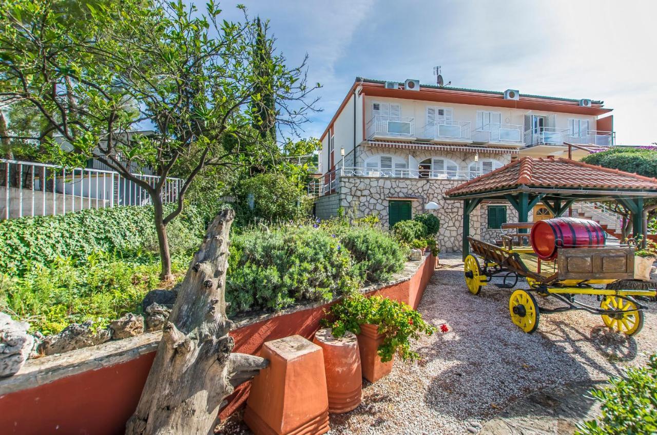 Apartment And Rooms Franka Zaboric Esterno foto