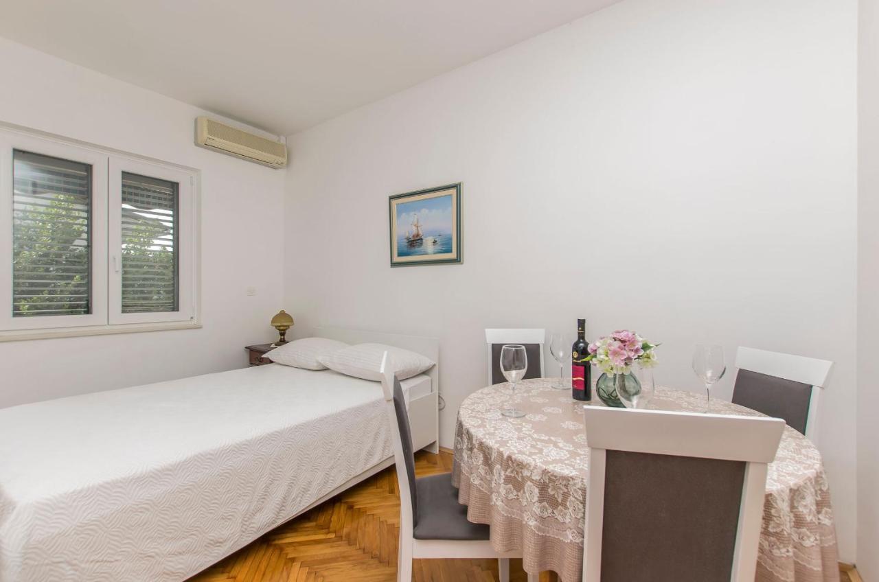 Apartment And Rooms Franka Zaboric Esterno foto