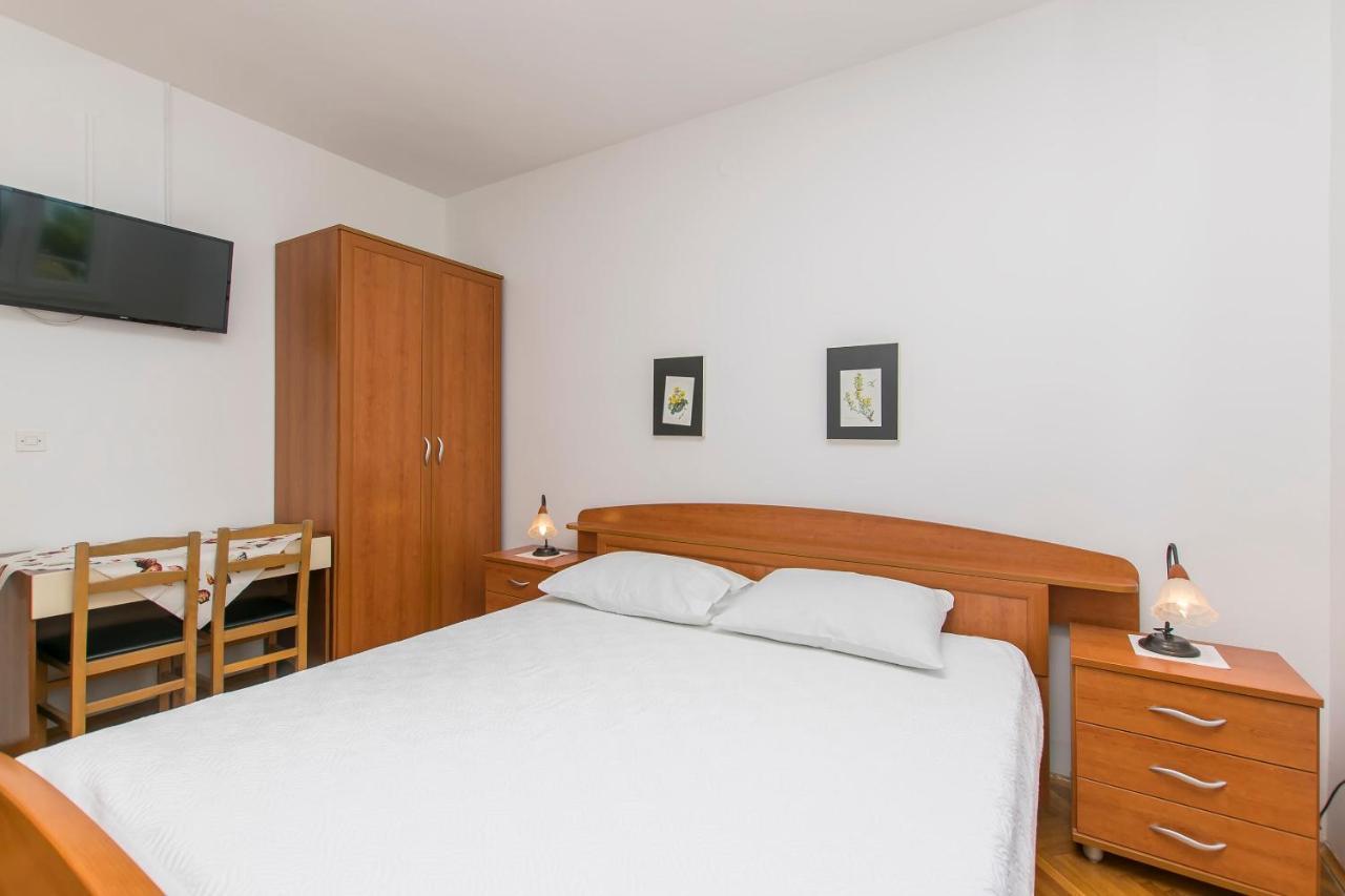 Apartment And Rooms Franka Zaboric Esterno foto