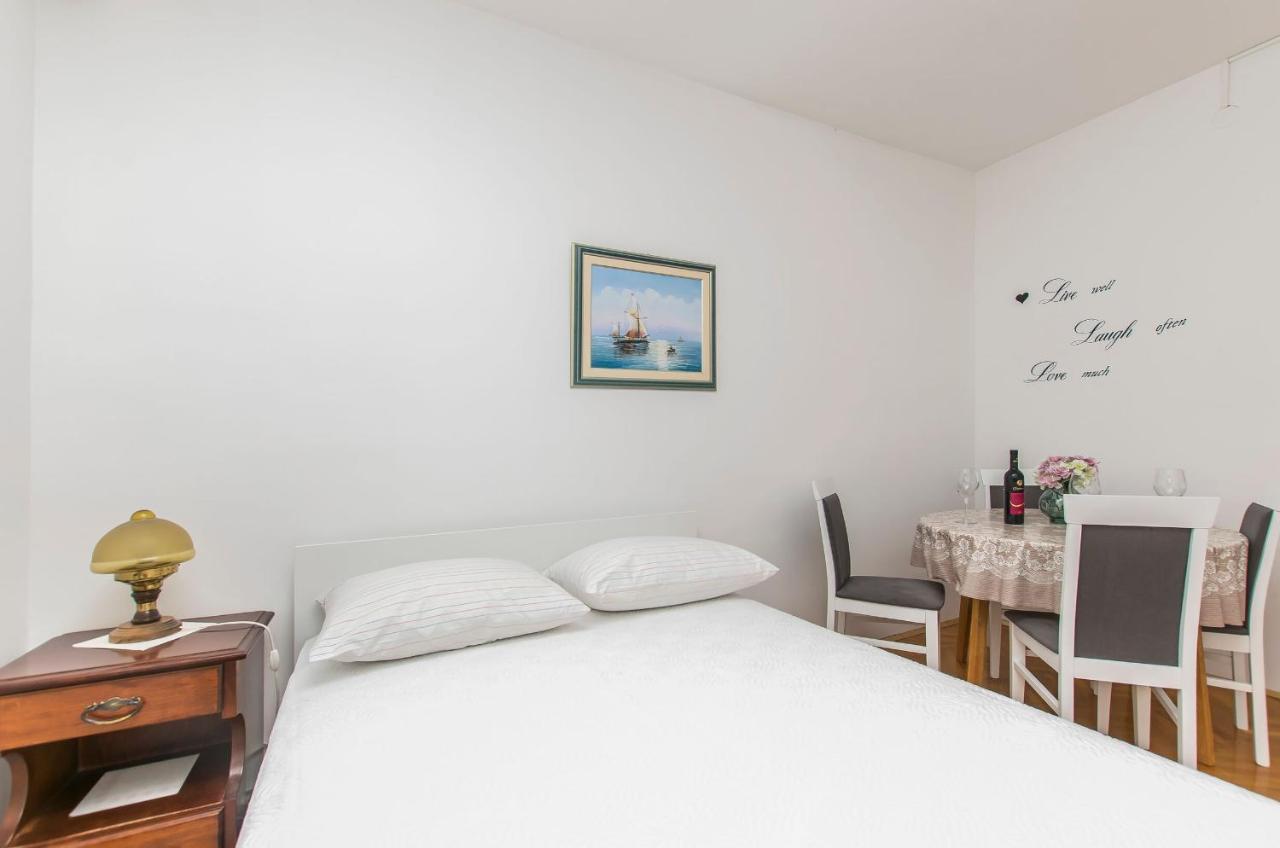 Apartment And Rooms Franka Zaboric Esterno foto