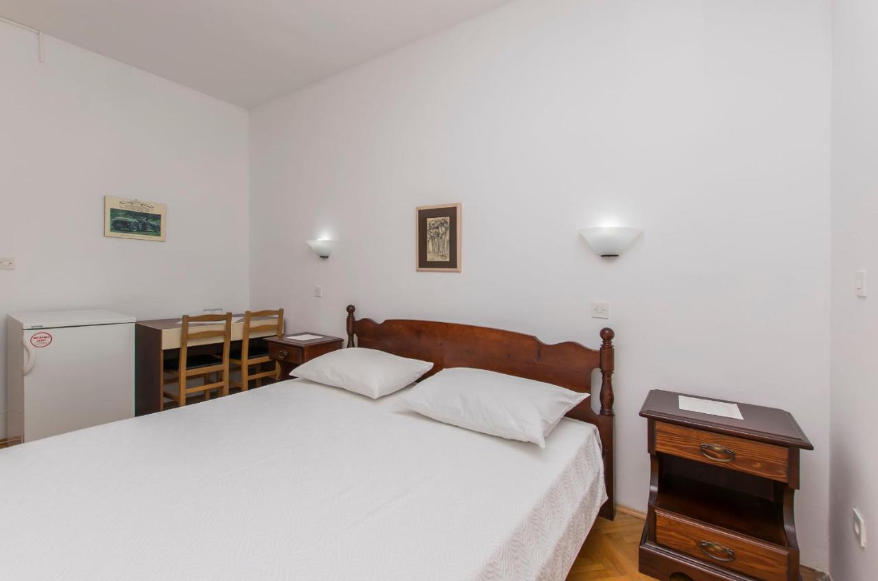 Apartment And Rooms Franka Zaboric Esterno foto