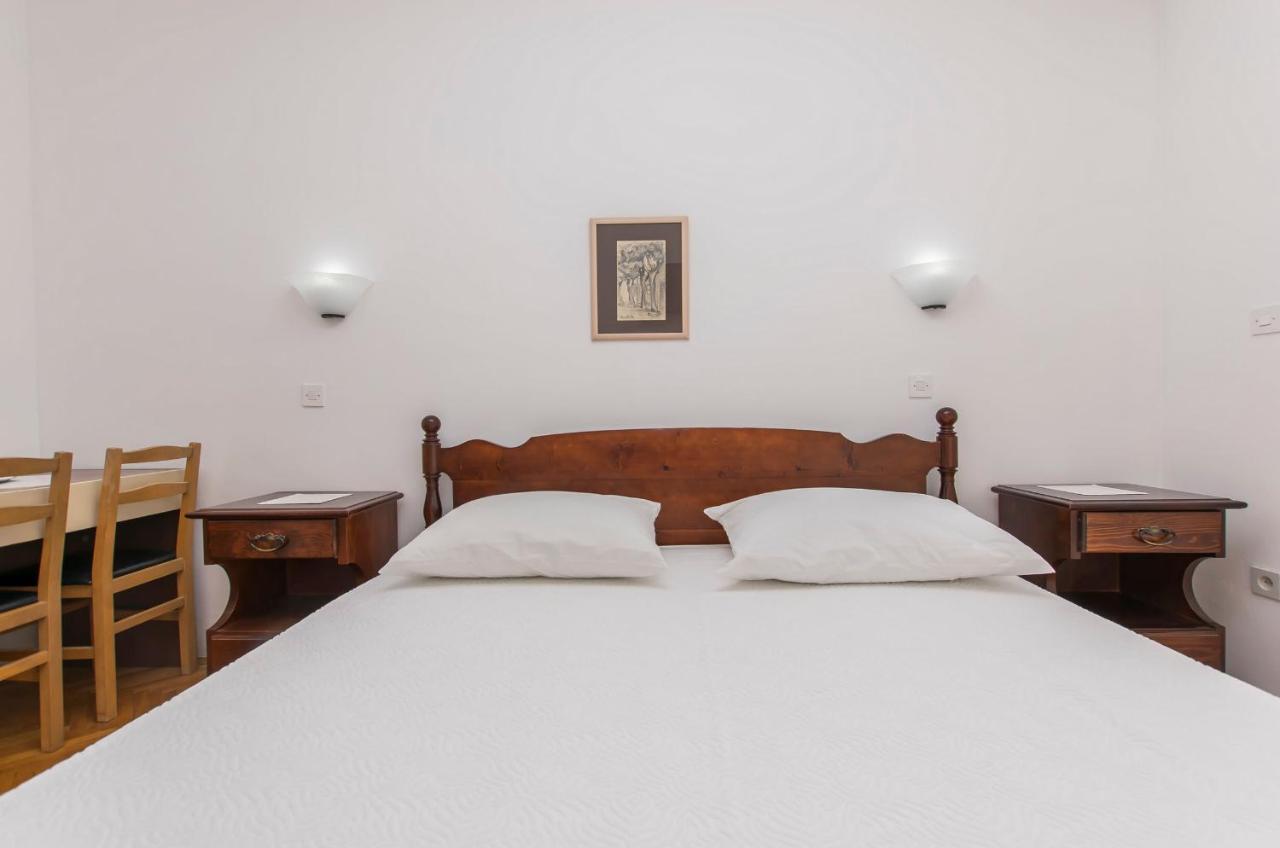 Apartment And Rooms Franka Zaboric Esterno foto