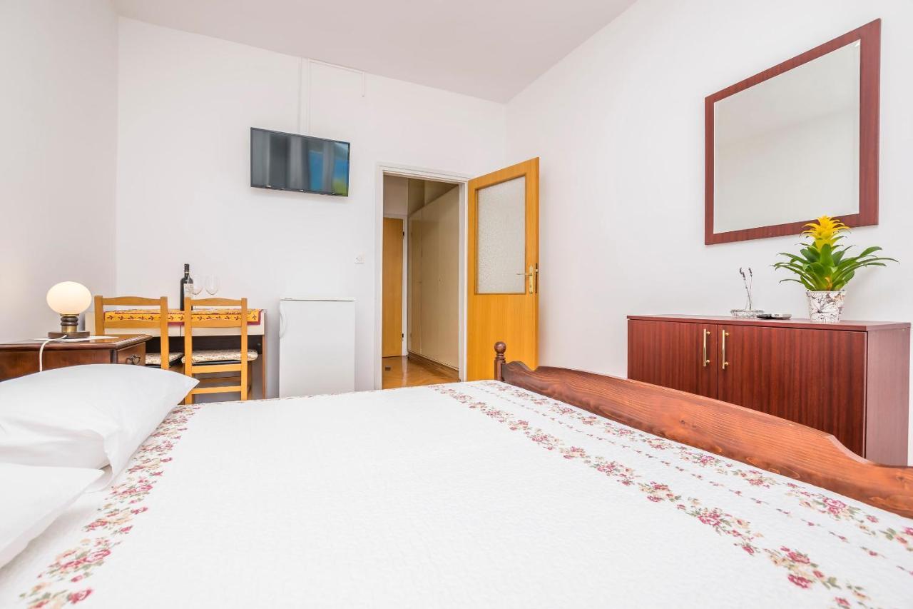 Apartment And Rooms Franka Zaboric Esterno foto
